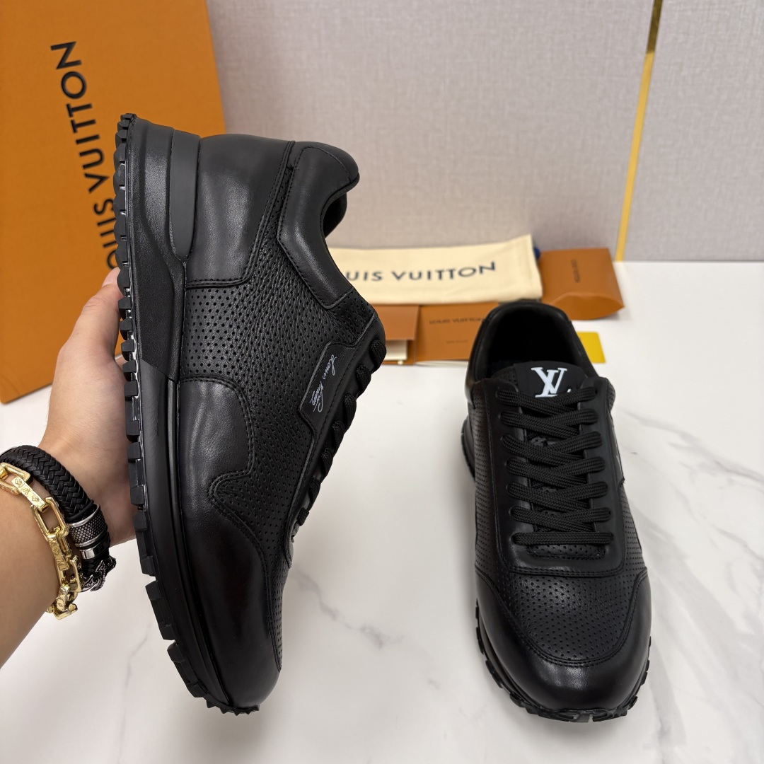 💋 💍 L* 新款 RUN AWAY 男士运动鞋。官方8.900，汲取经典跑鞋的设计精髓，创造标志性 R