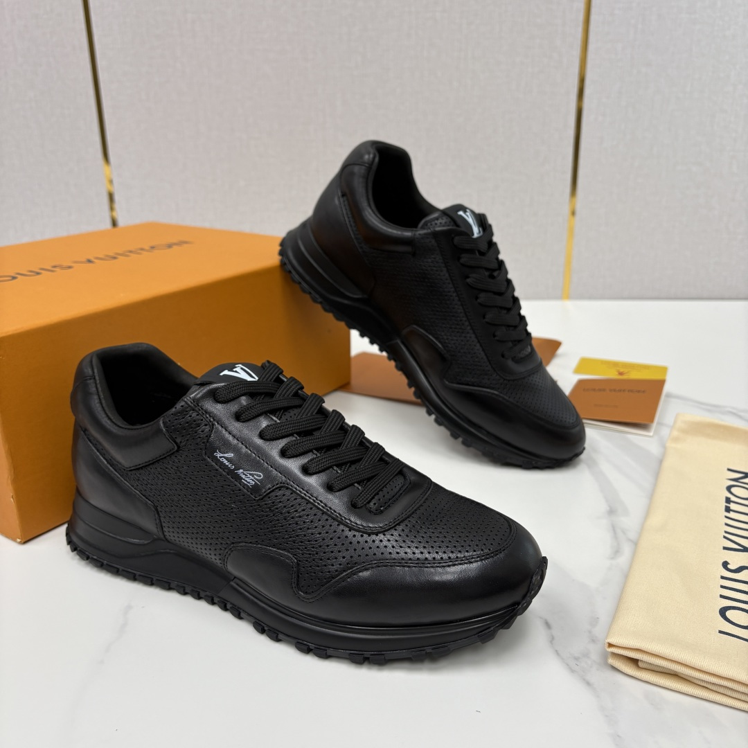💋 💍 L* 新款 RUN AWAY 男士运动鞋。官方8.900，汲取经典跑鞋的设计精髓，创造标志性 R