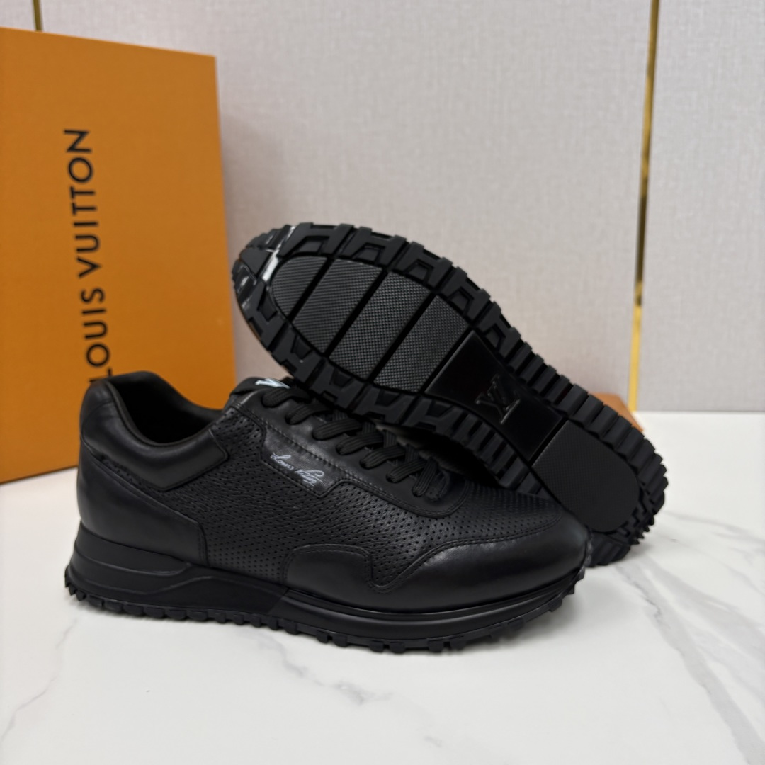 💋 💍 L* 新款 RUN AWAY 男士运动鞋。官方8.900，汲取经典跑鞋的设计精髓，创造标志性 R