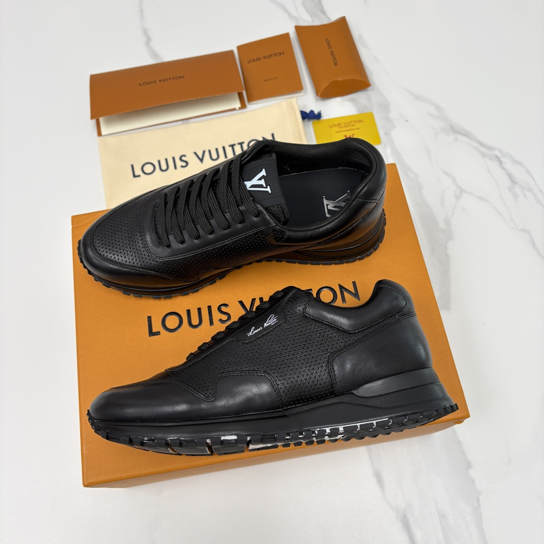 💋 💍 L* 新款 RUN AWAY 男士运动鞋。官方8.900，汲取经典跑鞋的设计精髓，创造标志性 R