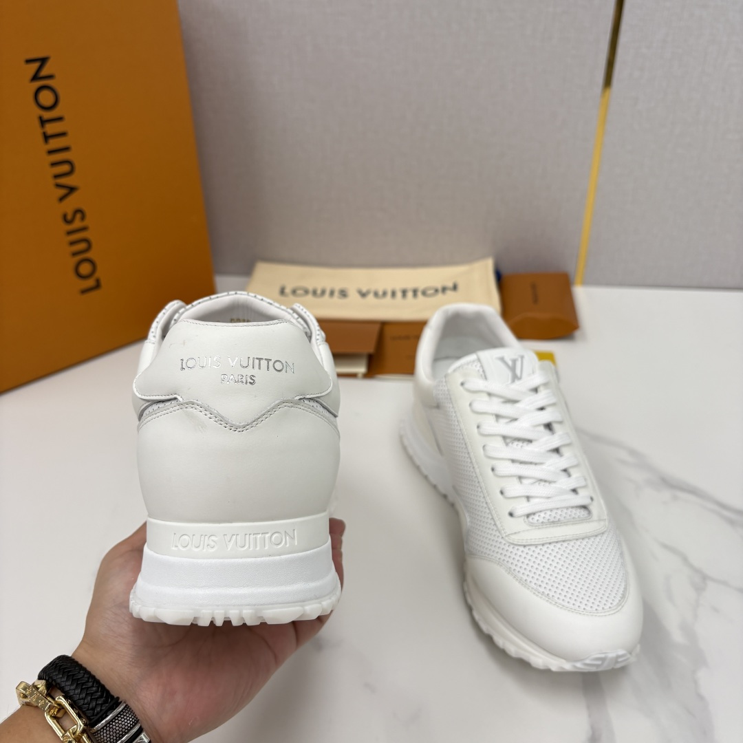 💋 💍 L* 新款 RUN AWAY 男士运动鞋。官方8.900，汲取经典跑鞋的设计精髓，创造标志性 R