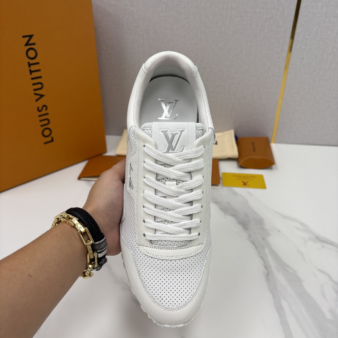 💋 💍 L* 新款 RUN AWAY 男士运动鞋。官方8.900，汲取经典跑鞋的设计精髓，创造标志性 R