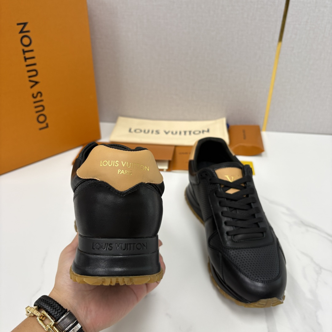 💋 💍 L* 新款 RUN AWAY 男士运动鞋。官方8.900，汲取经典跑鞋的设计精髓，创造标志性 R