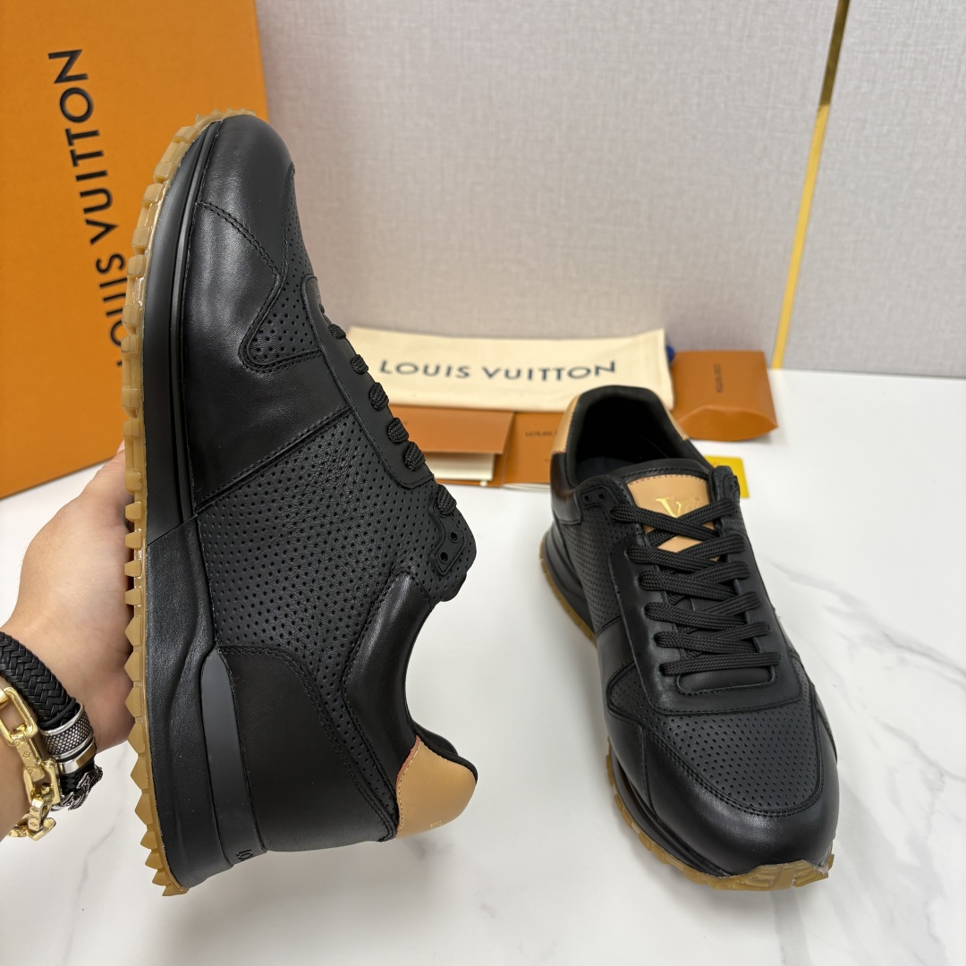 💋 💍 L* 新款 RUN AWAY 男士运动鞋。官方8.900，汲取经典跑鞋的设计精髓，创造标志性 R