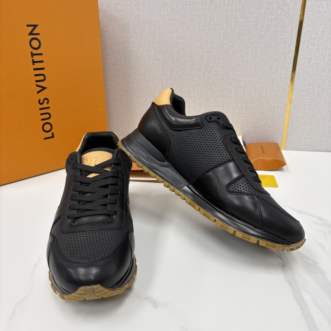 💋 💍 L* 新款 RUN AWAY 男士运动鞋。官方8.900，汲取经典跑鞋的设计精髓，创造标志性 R