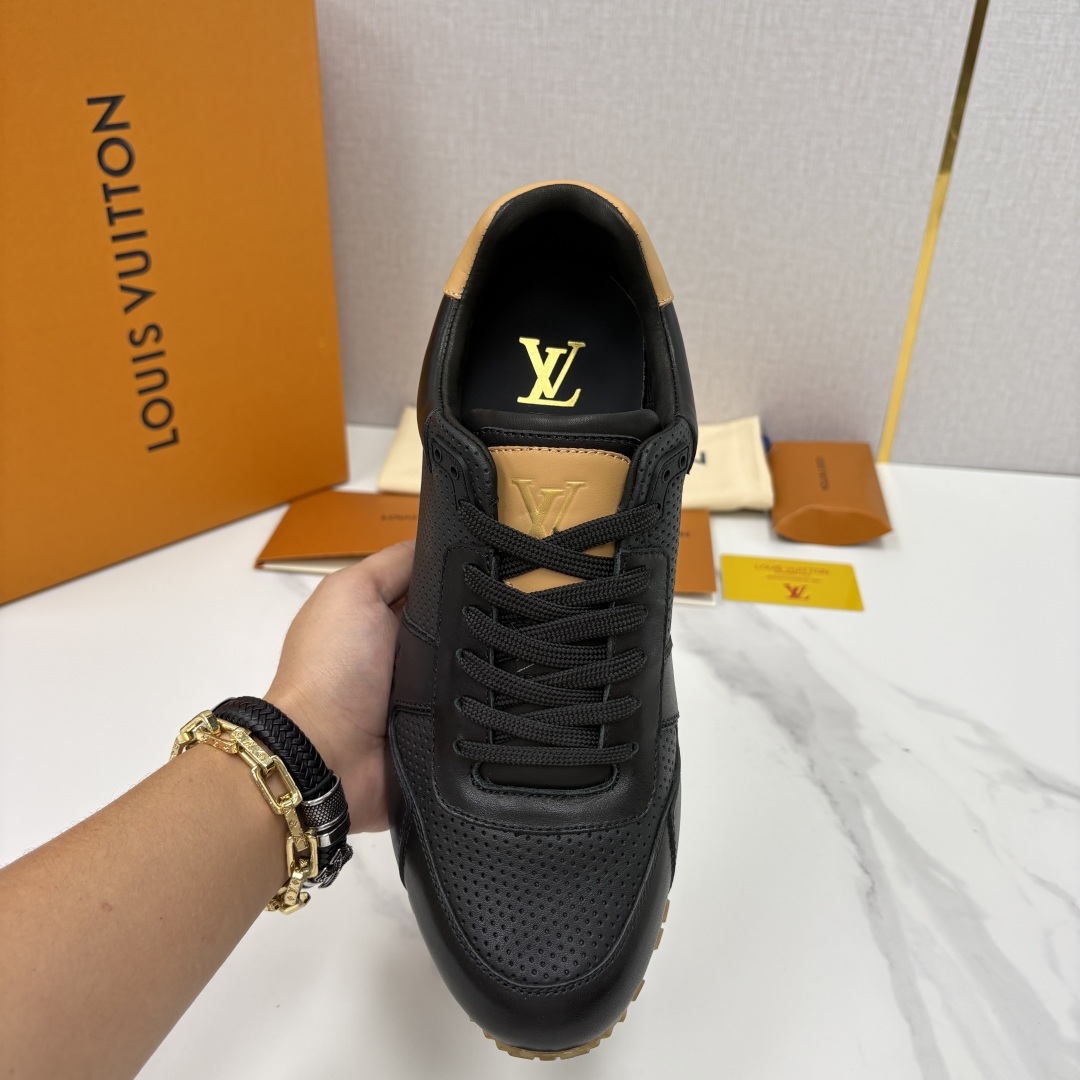 💋 💍 L* 新款 RUN AWAY 男士运动鞋。官方8.900，汲取经典跑鞋的设计精髓，创造标志性 R
