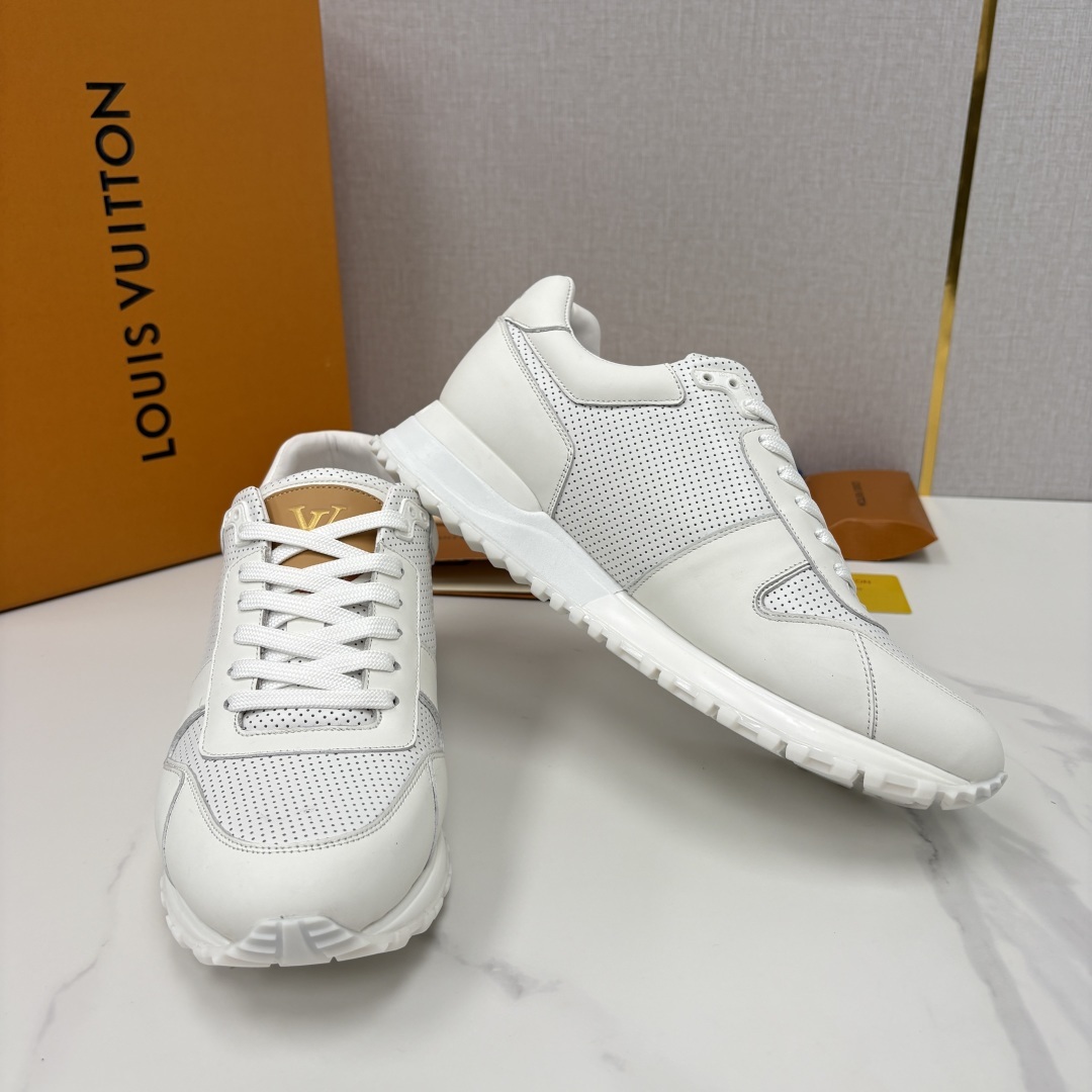 💋 💍 L* 新款 RUN AWAY 男士运动鞋。官方8.900，汲取经典跑鞋的设计精髓，创造标志性 R