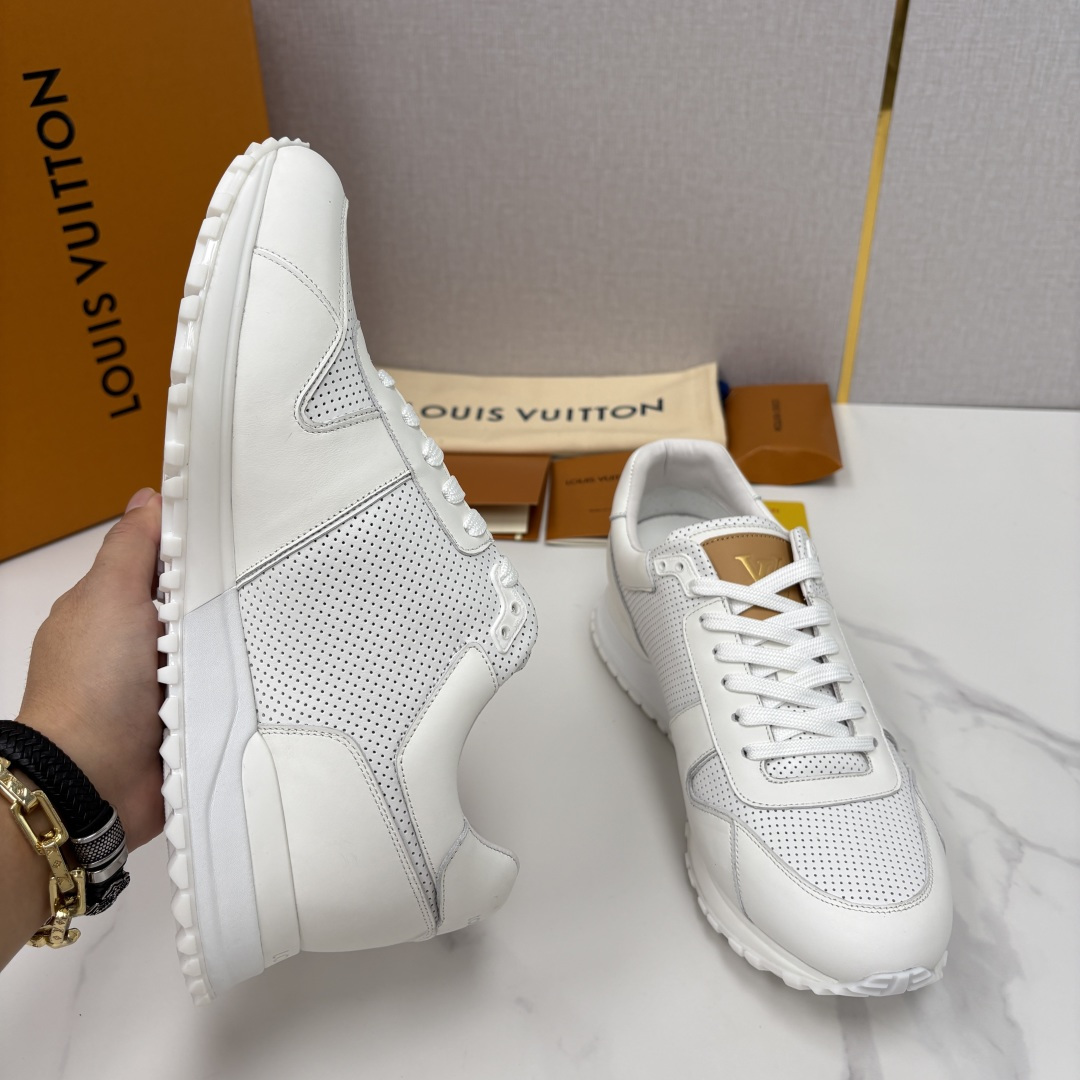 💋 💍 L* 新款 RUN AWAY 男士运动鞋。官方8.900，汲取经典跑鞋的设计精髓，创造标志性 R