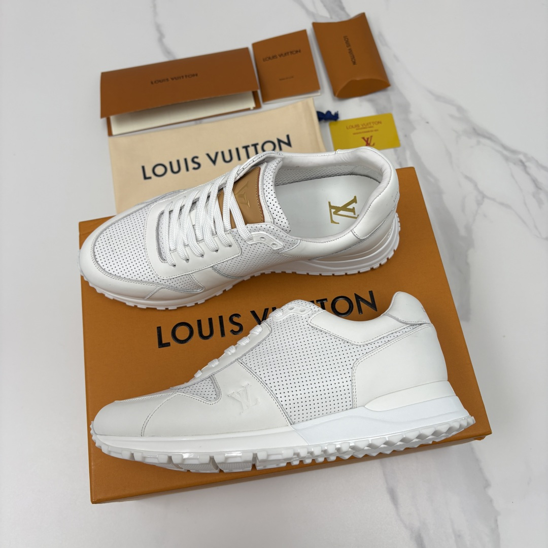 💋 💍 L* 新款 RUN AWAY 男士运动鞋。官方8.900，汲取经典跑鞋的设计精髓，创造标志性 R