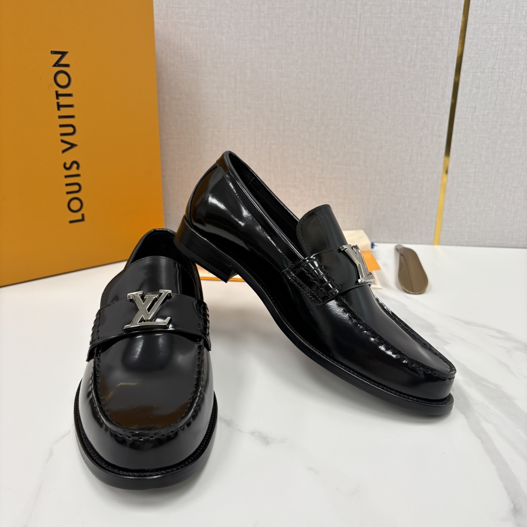 💋💍L家 新品乐福鞋上架  Major便鞋作为路易～的一大经典设计在此借助经典的帆布图纹全新亮相。采用进