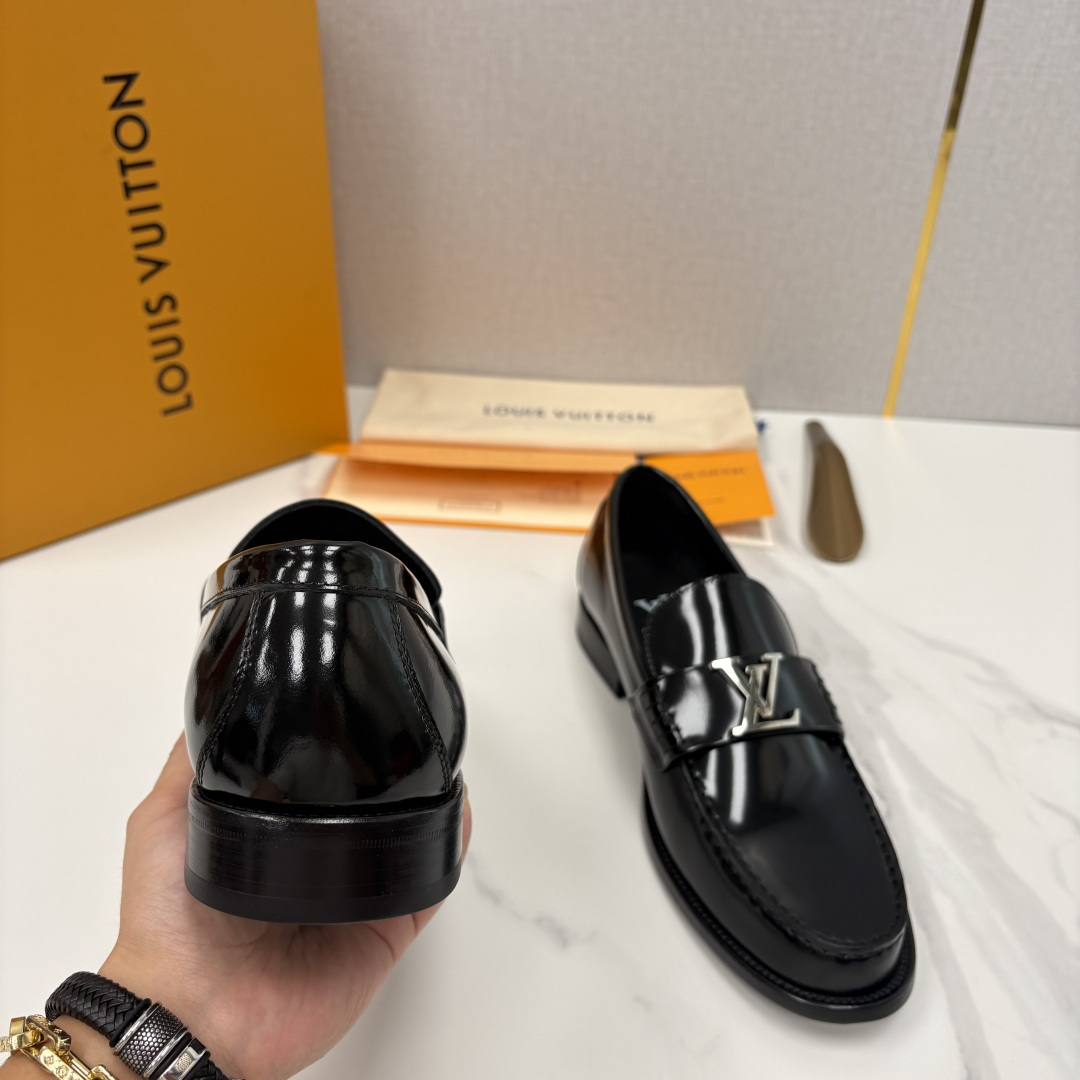 💋💍L家 新品乐福鞋上架  Major便鞋作为路易～的一大经典设计在此借助经典的帆布图纹全新亮相。采用进