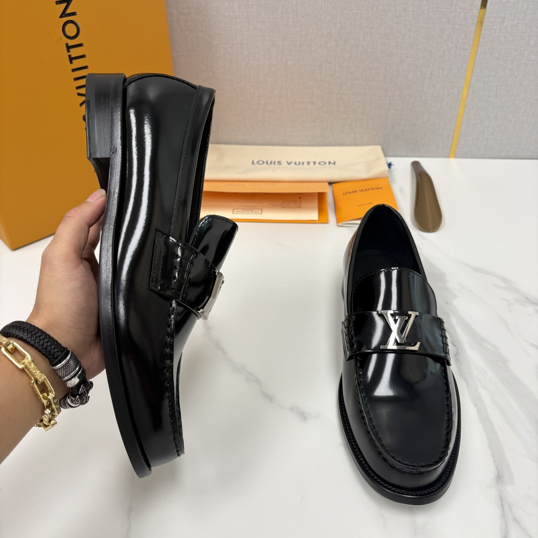 💋💍L家 新品乐福鞋上架  Major便鞋作为路易～的一大经典设计在此借助经典的帆布图纹全新亮相。采用进