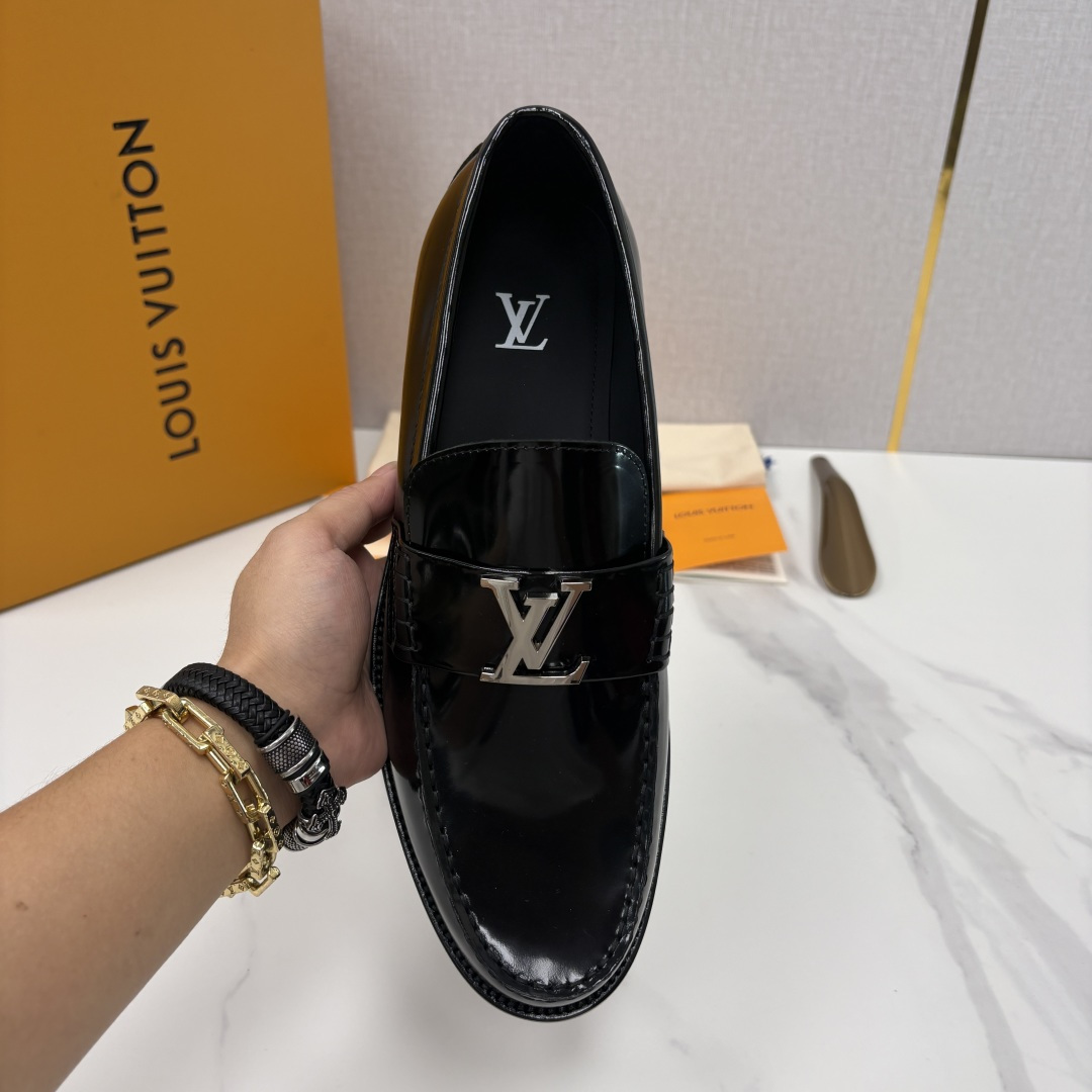 💋💍L家 新品乐福鞋上架  Major便鞋作为路易～的一大经典设计在此借助经典的帆布图纹全新亮相。采用进