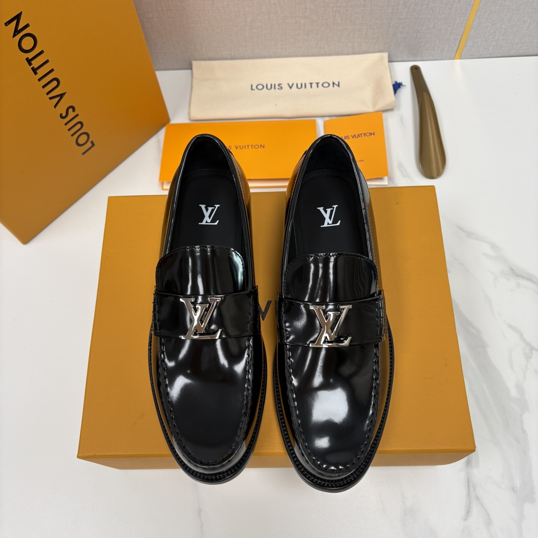 💋💍L家 新品乐福鞋上架  Major便鞋作为路易～的一大经典设计在此借助经典的帆布图纹全新亮相。采用进