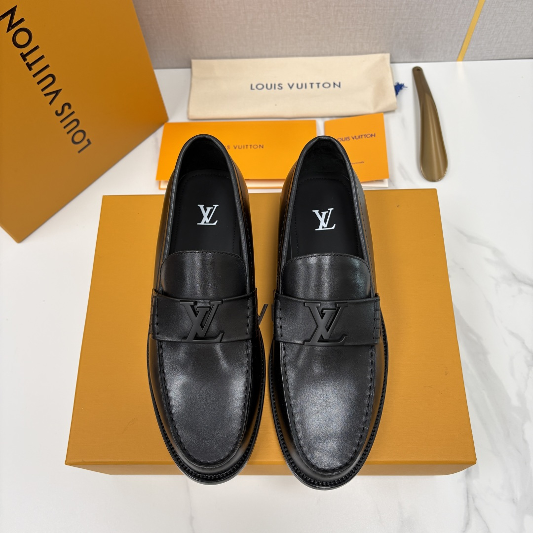 💋💍L家 新品乐福鞋上架  Major便鞋作为路易～的一大经典设计在此借助经典的帆布图纹全新亮相。采用进