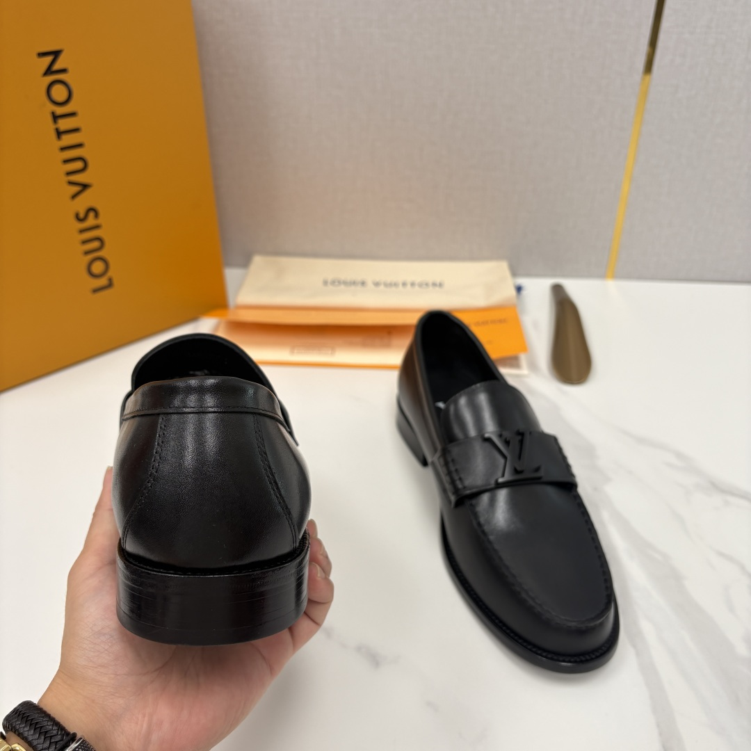 💋💍L家 新品乐福鞋上架  Major便鞋作为路易～的一大经典设计在此借助经典的帆布图纹全新亮相。采用进