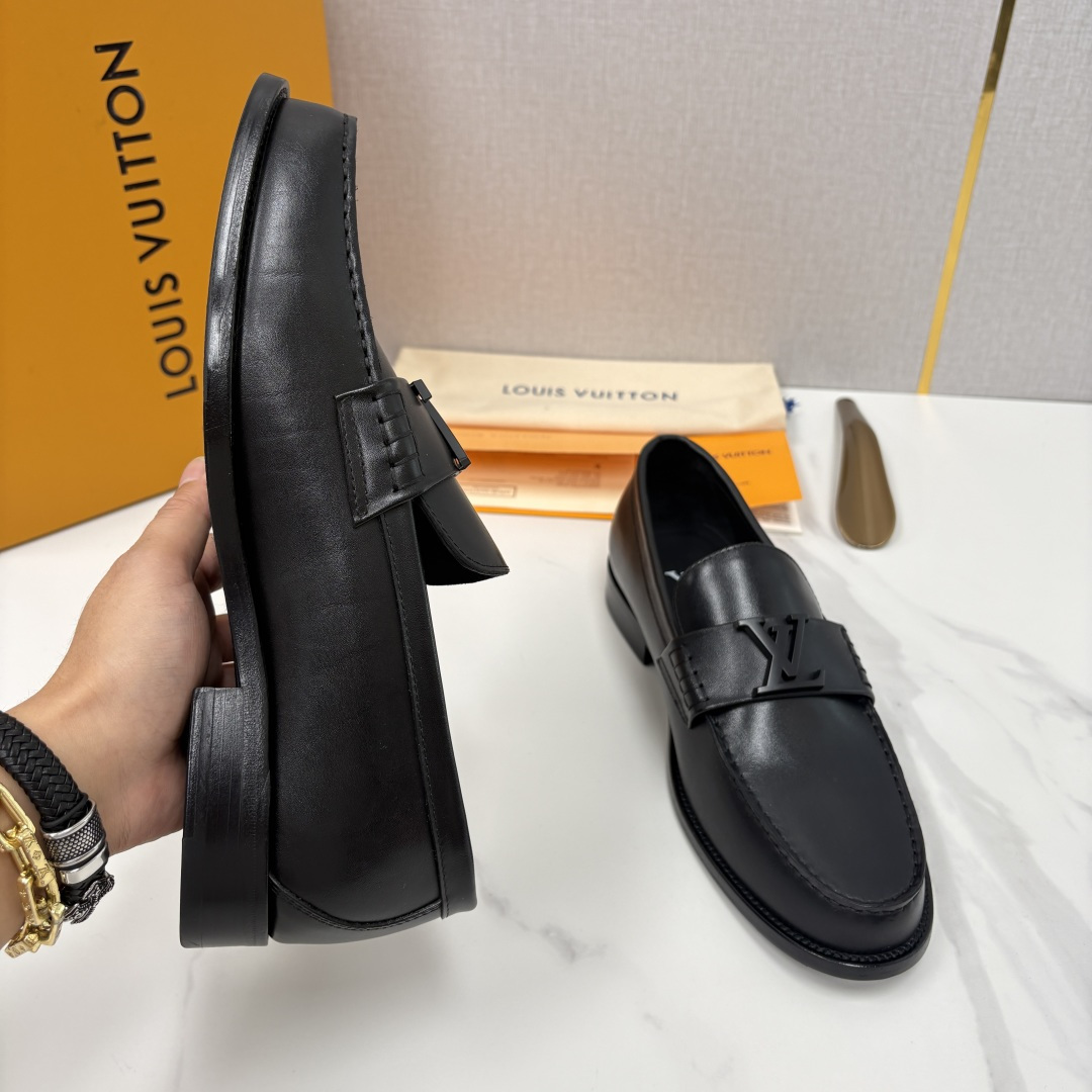 💋💍L家 新品乐福鞋上架  Major便鞋作为路易～的一大经典设计在此借助经典的帆布图纹全新亮相。采用进