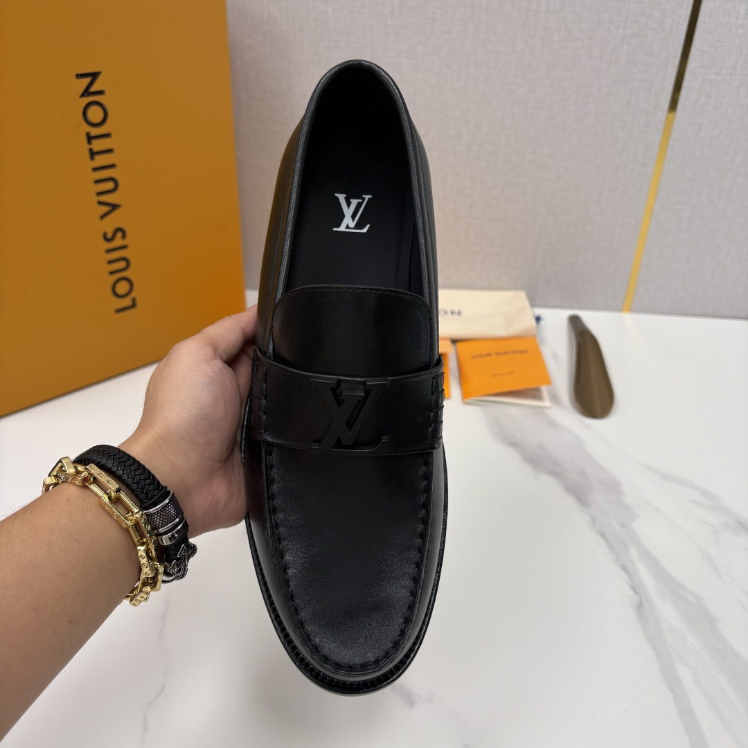 💋💍L家 新品乐福鞋上架  Major便鞋作为路易～的一大经典设计在此借助经典的帆布图纹全新亮相。采用进