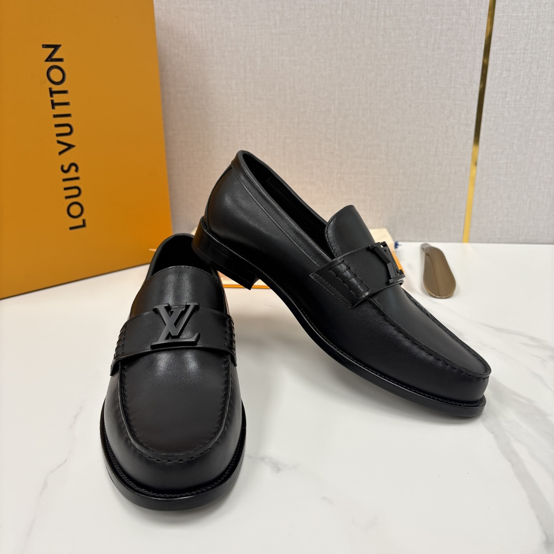 💋💍L家 新品乐福鞋上架  Major便鞋作为路易～的一大经典设计在此借助经典的帆布图纹全新亮相。采用进