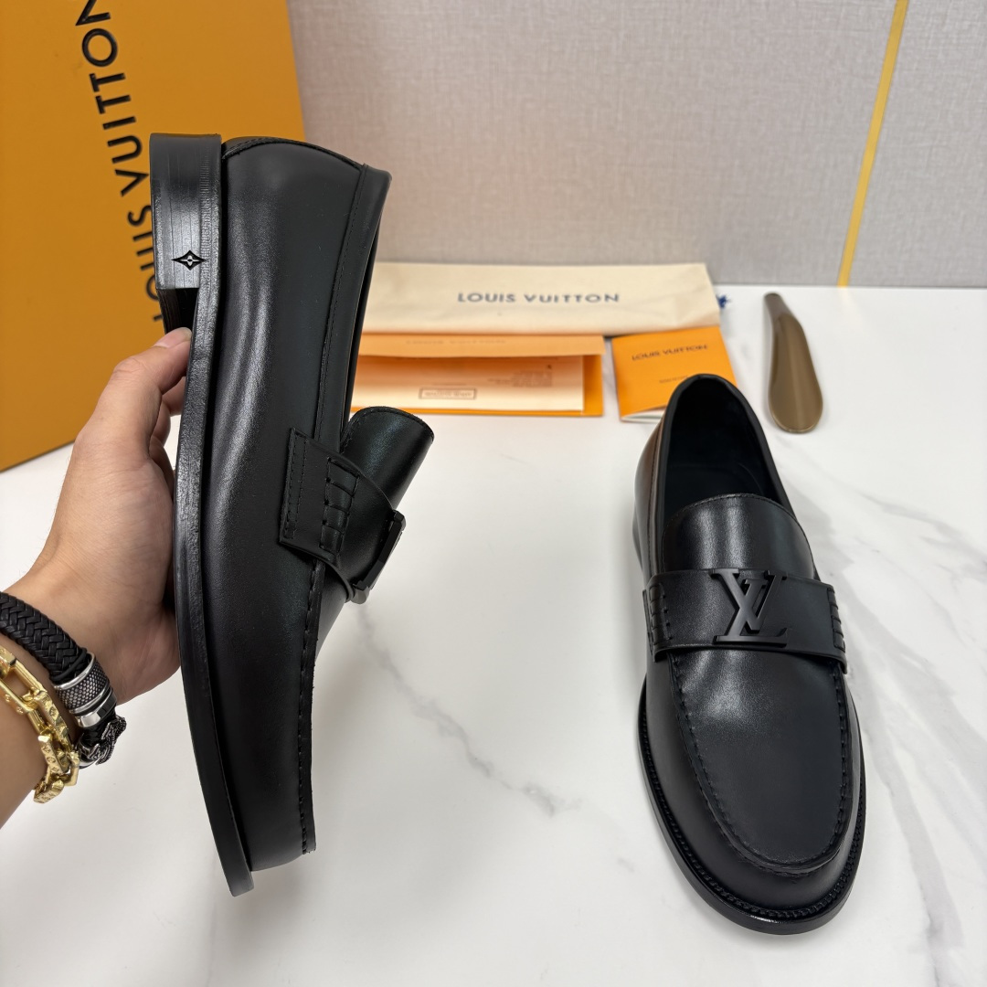 💋💍L家 新品乐福鞋上架  Major便鞋作为路易～的一大经典设计在此借助经典的帆布图纹全新亮相。采用进