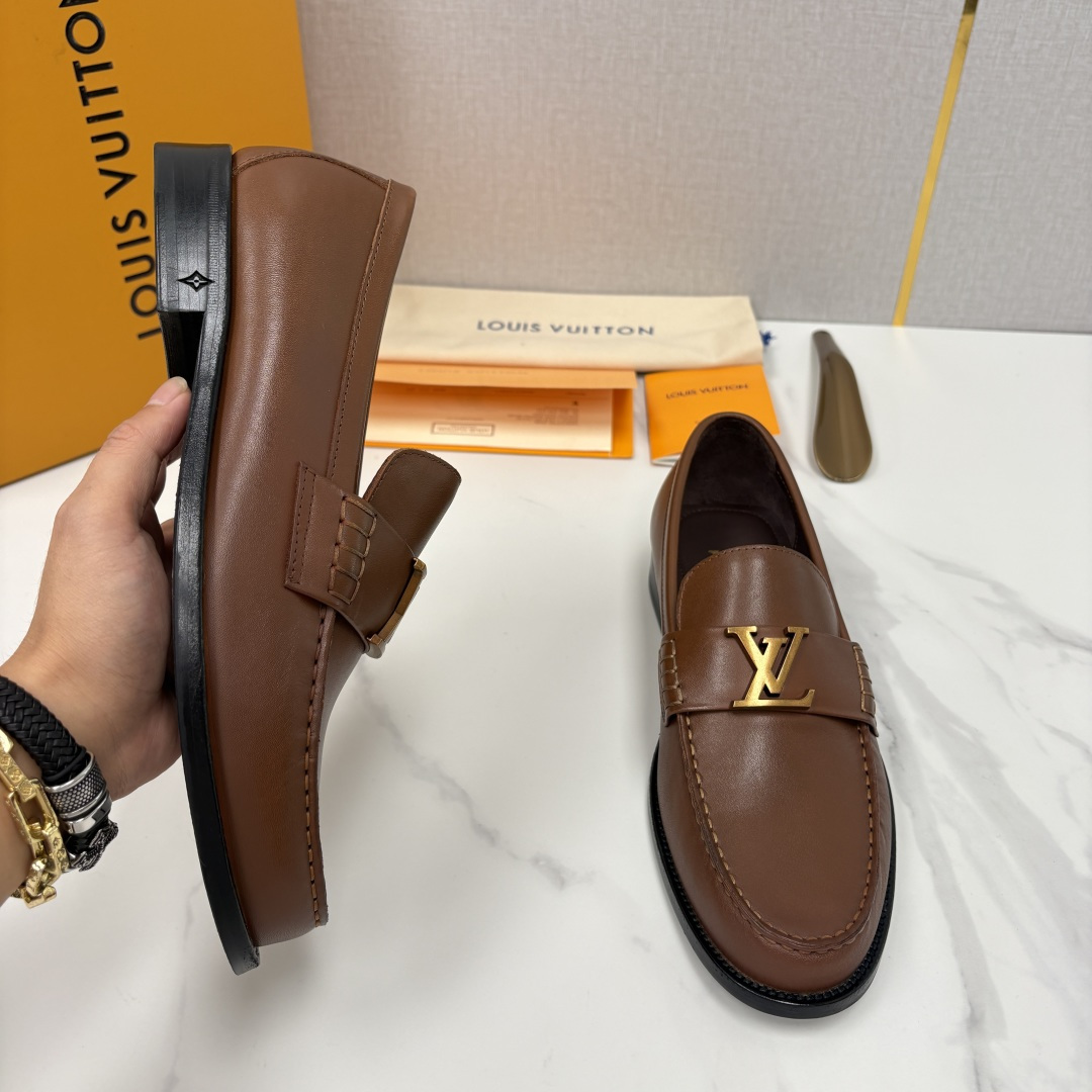 💋💍L家 新品乐福鞋上架  Major便鞋作为路易～的一大经典设计在此借助经典的帆布图纹全新亮相。采用进