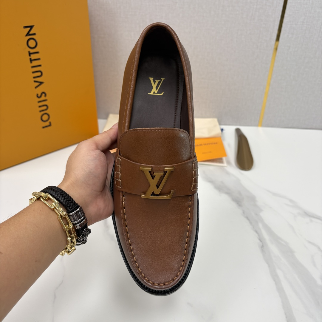 💋💍L家 新品乐福鞋上架  Major便鞋作为路易～的一大经典设计在此借助经典的帆布图纹全新亮相。采用进