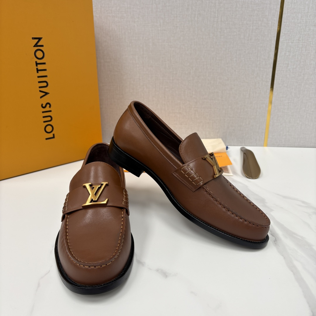 💋💍L家 新品乐福鞋上架  Major便鞋作为路易～的一大经典设计在此借助经典的帆布图纹全新亮相。采用进