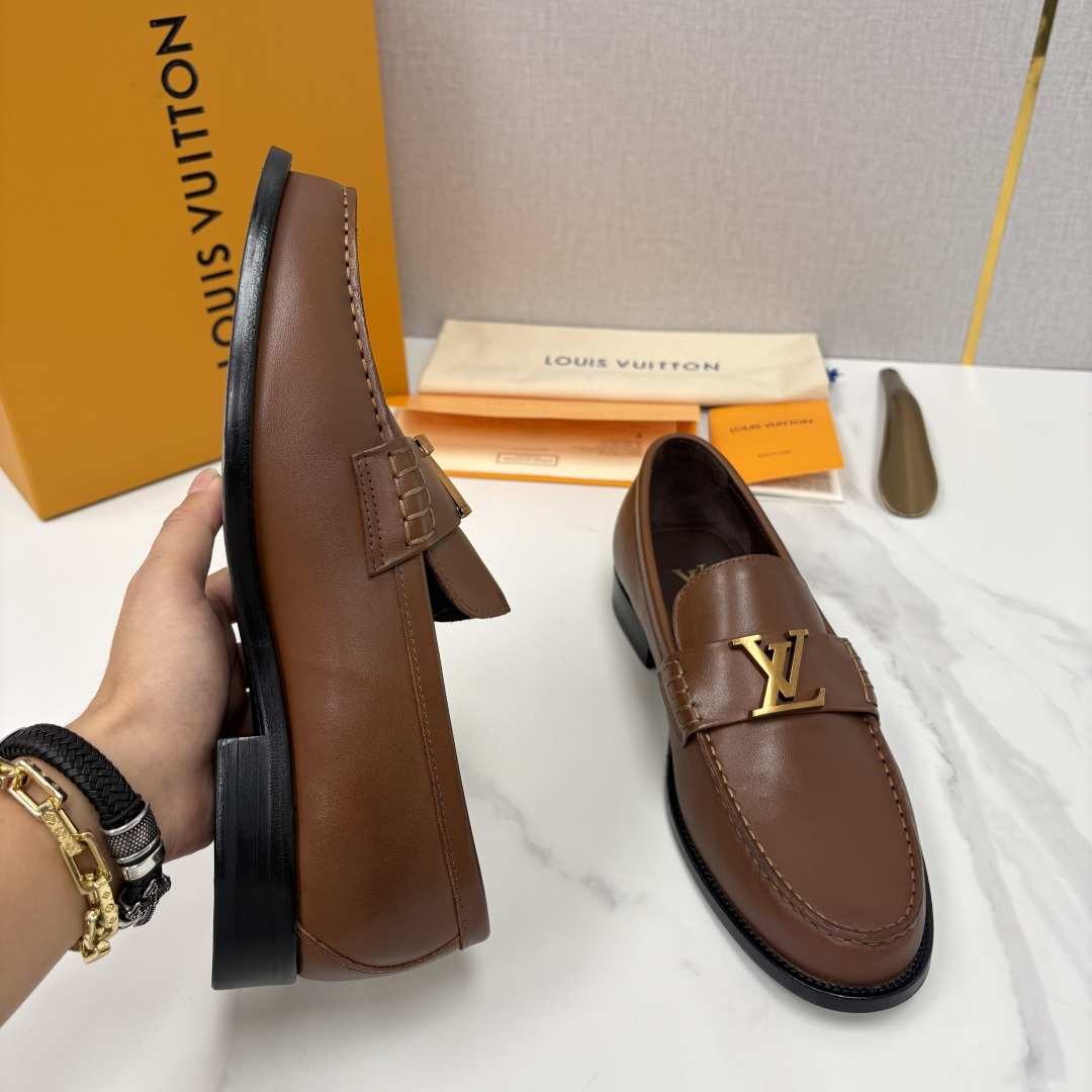 💋💍L家 新品乐福鞋上架  Major便鞋作为路易～的一大经典设计在此借助经典的帆布图纹全新亮相。采用进