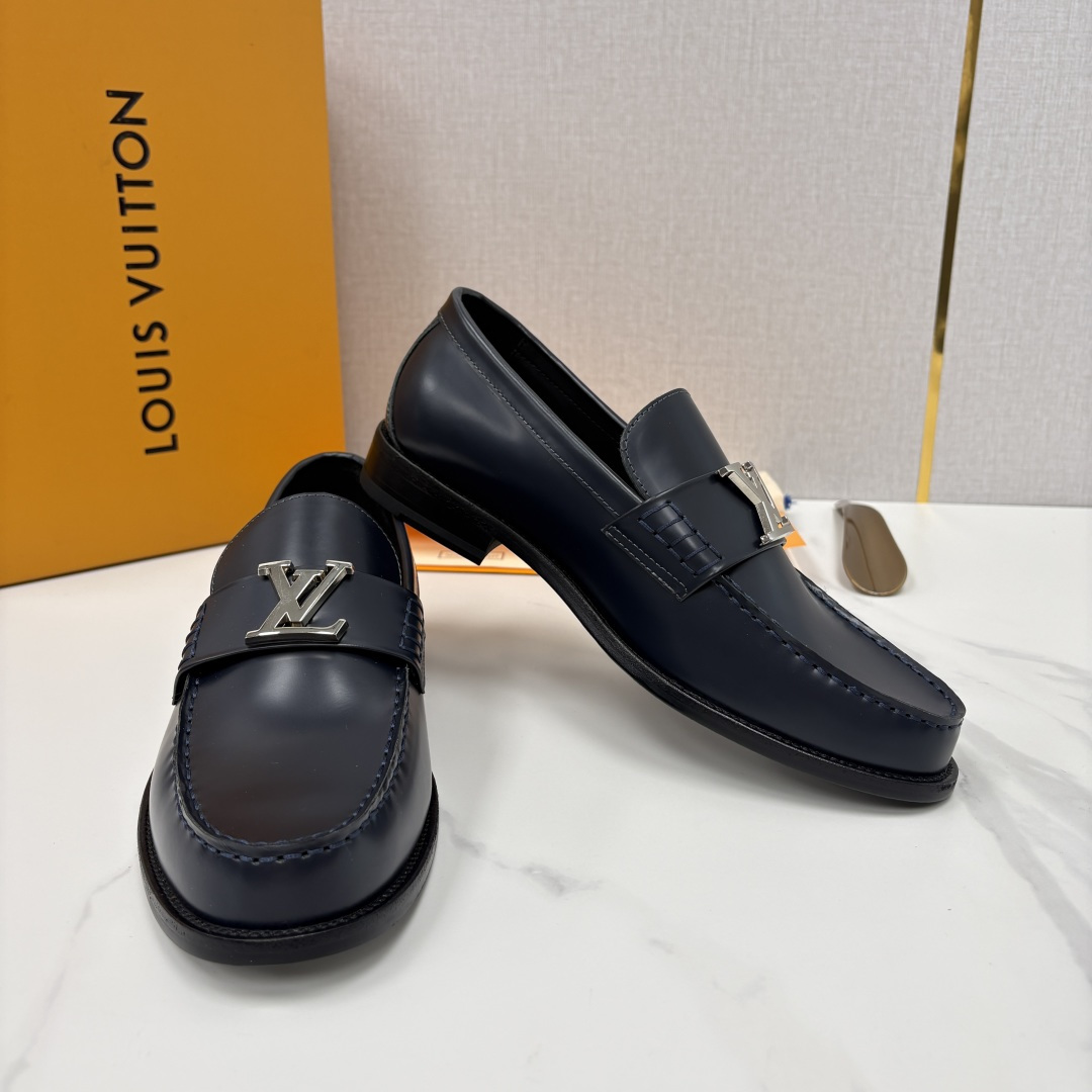 💋💍L家 新品乐福鞋上架  Major便鞋作为路易～的一大经典设计在此借助经典的帆布图纹全新亮相。采用进
