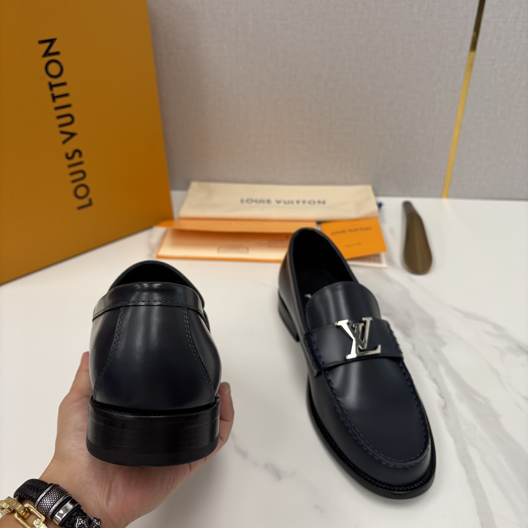 💋💍L家 新品乐福鞋上架  Major便鞋作为路易～的一大经典设计在此借助经典的帆布图纹全新亮相。采用进