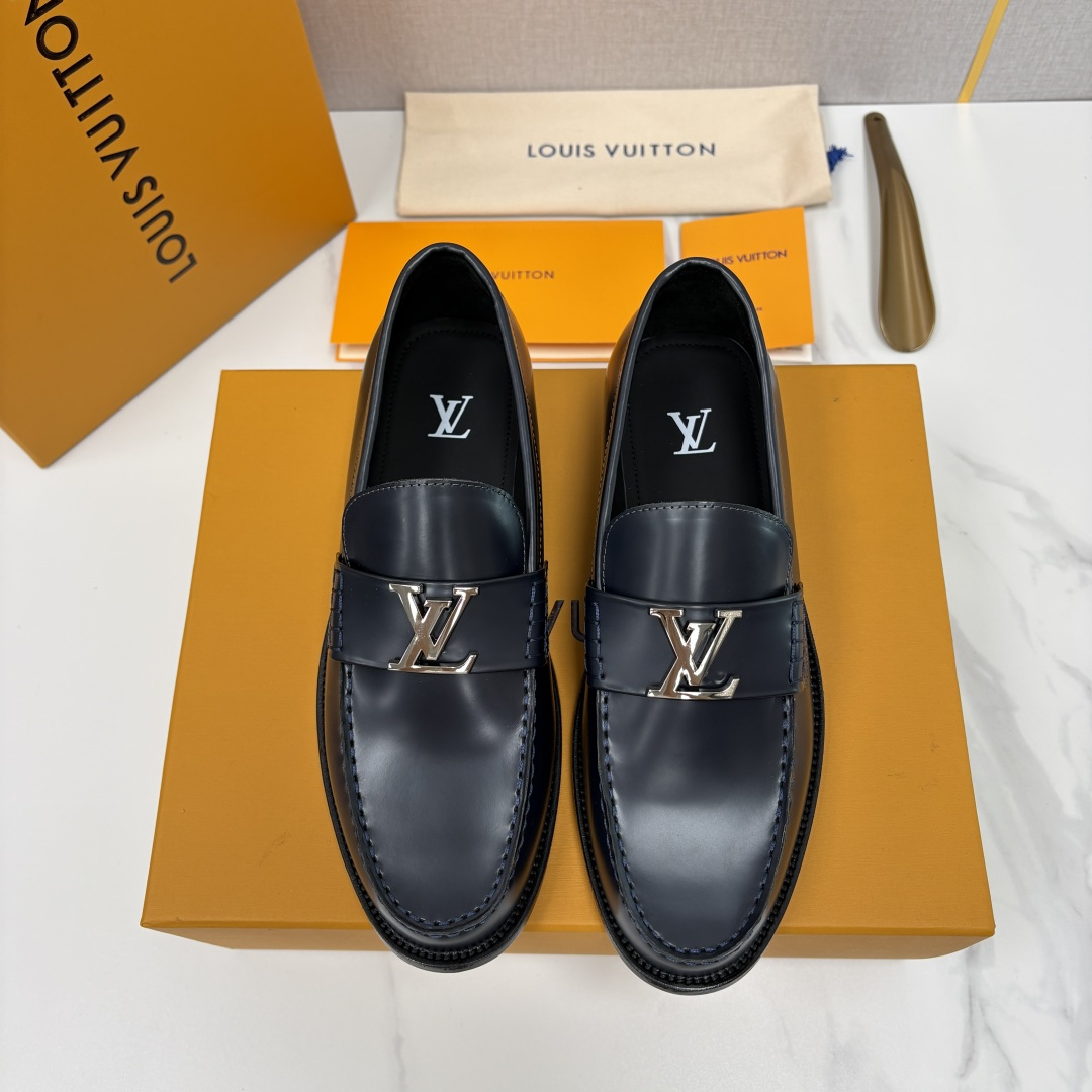 💋💍L家 新品乐福鞋上架  Major便鞋作为路易～的一大经典设计在此借助经典的帆布图纹全新亮相。采用进