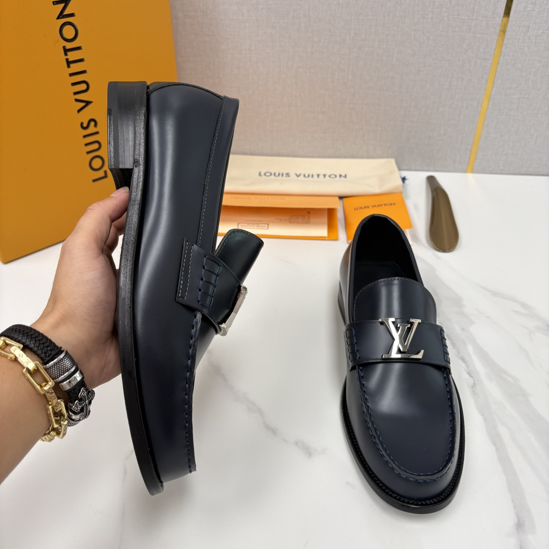 💋💍L家 新品乐福鞋上架  Major便鞋作为路易～的一大经典设计在此借助经典的帆布图纹全新亮相。采用进