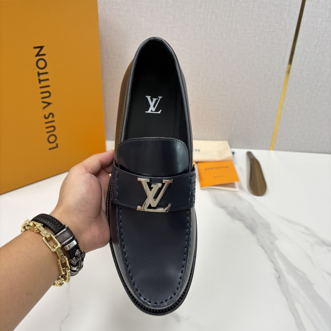 💋💍L家 新品乐福鞋上架  Major便鞋作为路易～的一大经典设计在此借助经典的帆布图纹全新亮相。采用进