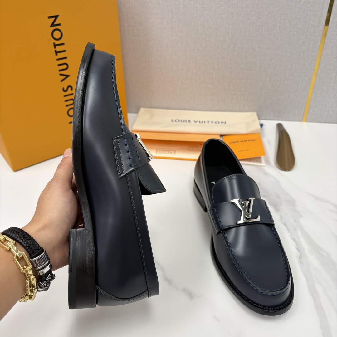 💋💍L家 新品乐福鞋上架  Major便鞋作为路易～的一大经典设计在此借助经典的帆布图纹全新亮相。采用进