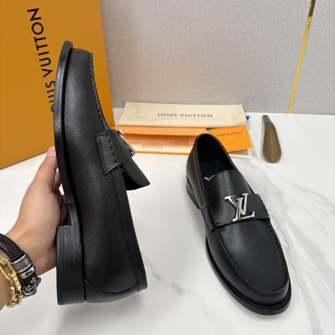 💋💍L家 新品乐福鞋上架  Major便鞋作为路易～的一大经典设计在此借助经典的帆布图纹全新亮相。采用进