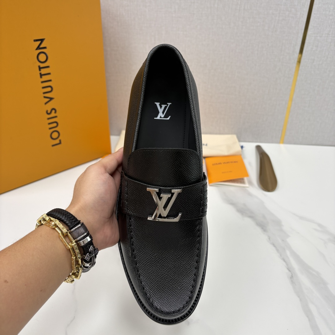 💋💍L家 新品乐福鞋上架  Major便鞋作为路易～的一大经典设计在此借助经典的帆布图纹全新亮相。采用进