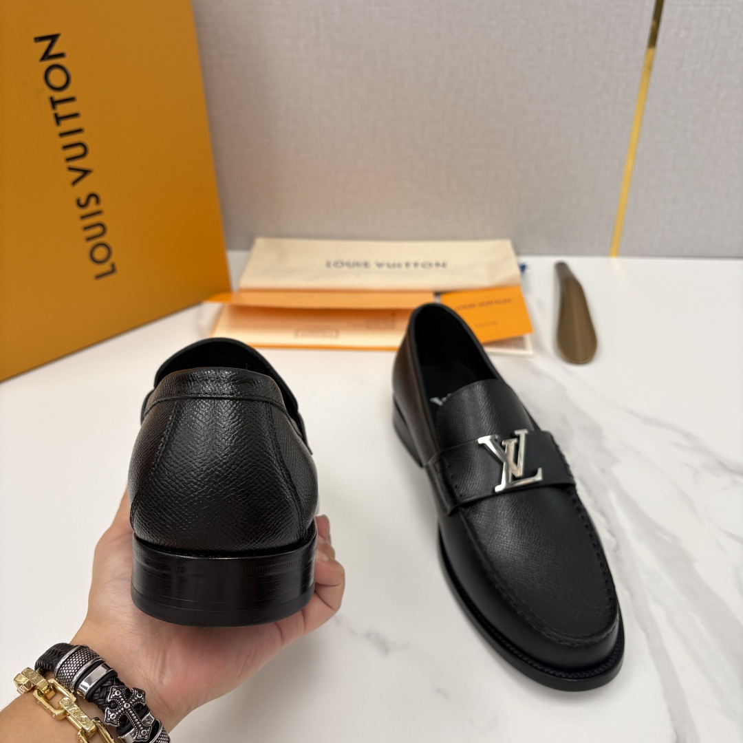 💋💍L家 新品乐福鞋上架  Major便鞋作为路易～的一大经典设计在此借助经典的帆布图纹全新亮相。采用进
