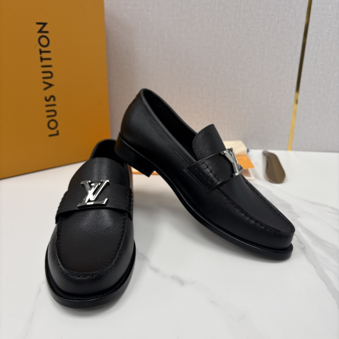 💋💍L家 新品乐福鞋上架  Major便鞋作为路易～的一大经典设计在此借助经典的帆布图纹全新亮相。采用进