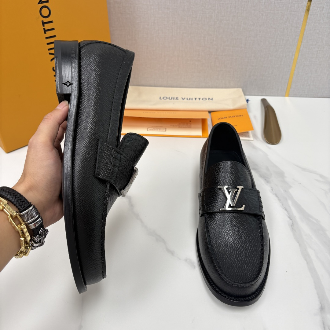 💋💍L家 新品乐福鞋上架  Major便鞋作为路易～的一大经典设计在此借助经典的帆布图纹全新亮相。采用进