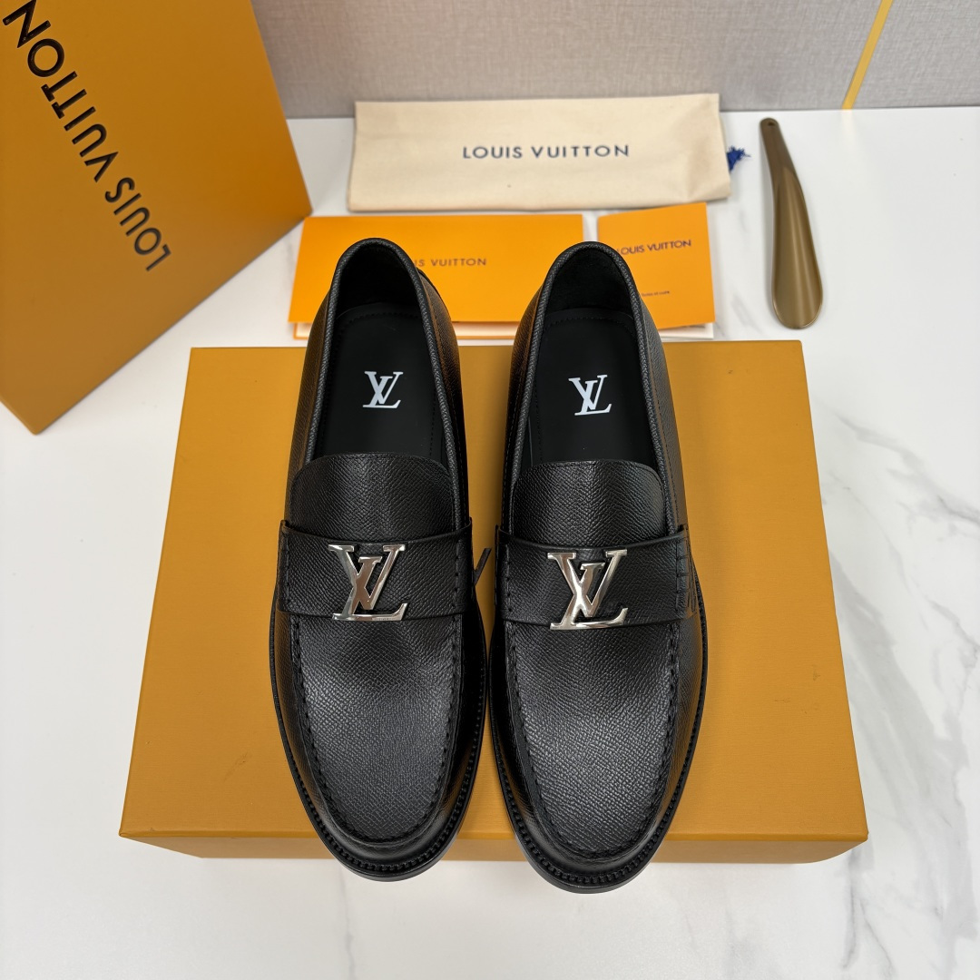 💋💍L家 新品乐福鞋上架  Major便鞋作为路易～的一大经典设计在此借助经典的帆布图纹全新亮相。采用进