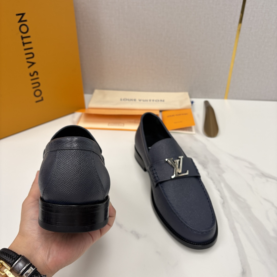 💋💍L家 新品乐福鞋上架  Major便鞋作为路易～的一大经典设计在此借助经典的帆布图纹全新亮相。采用进