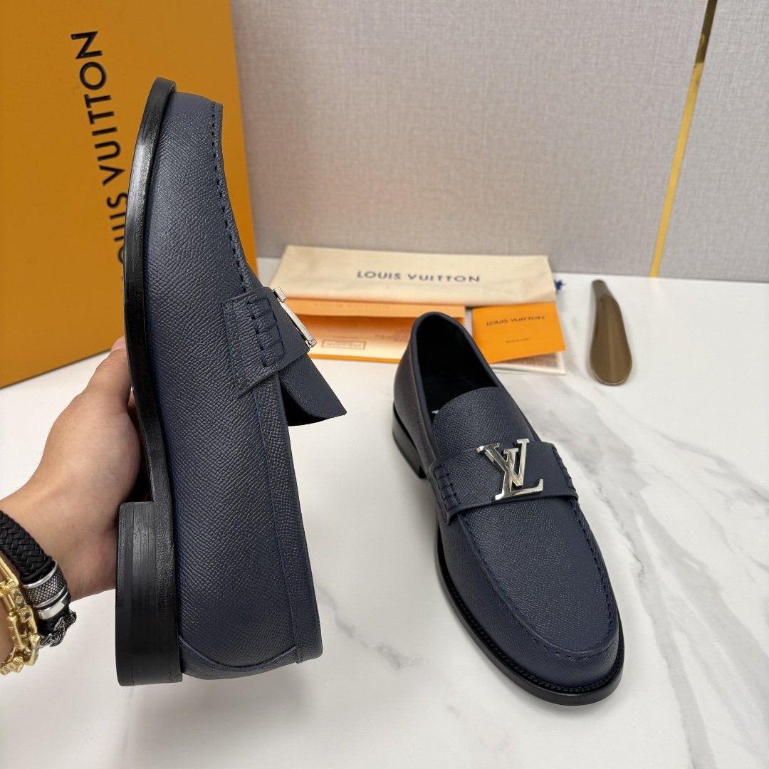 💋💍L家 新品乐福鞋上架  Major便鞋作为路易～的一大经典设计在此借助经典的帆布图纹全新亮相。采用进