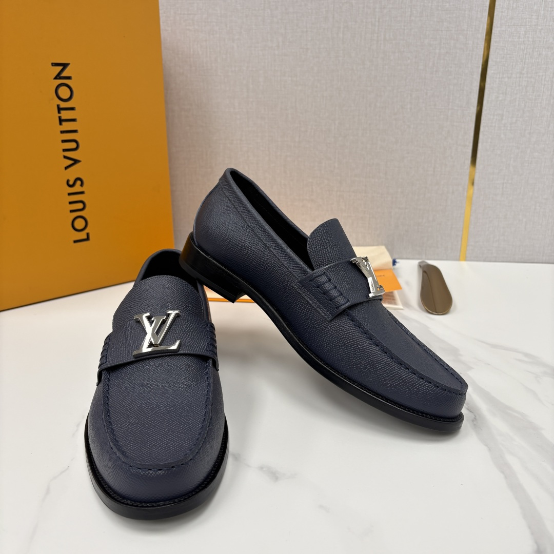 💋💍L家 新品乐福鞋上架  Major便鞋作为路易～的一大经典设计在此借助经典的帆布图纹全新亮相。采用进