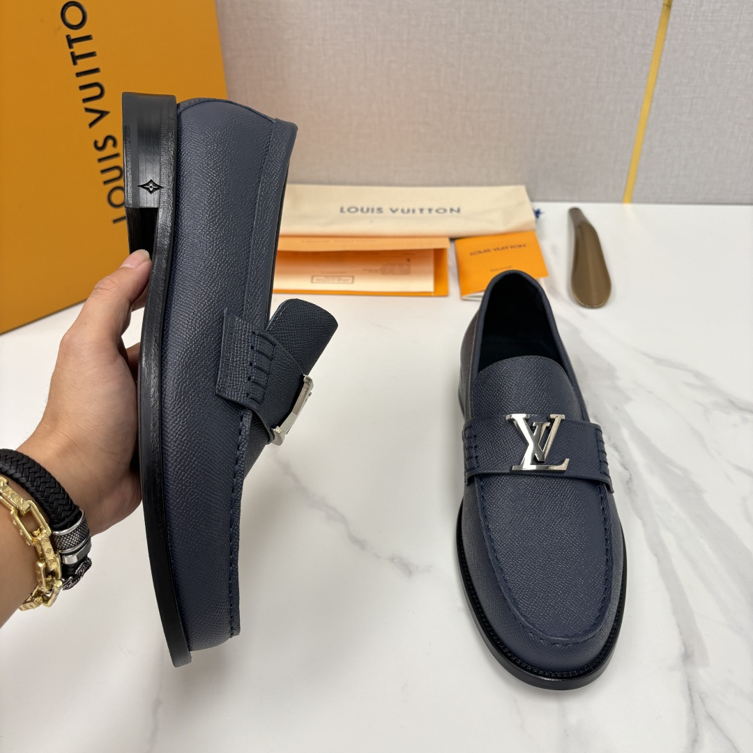 💋💍L家 新品乐福鞋上架  Major便鞋作为路易～的一大经典设计在此借助经典的帆布图纹全新亮相。采用进