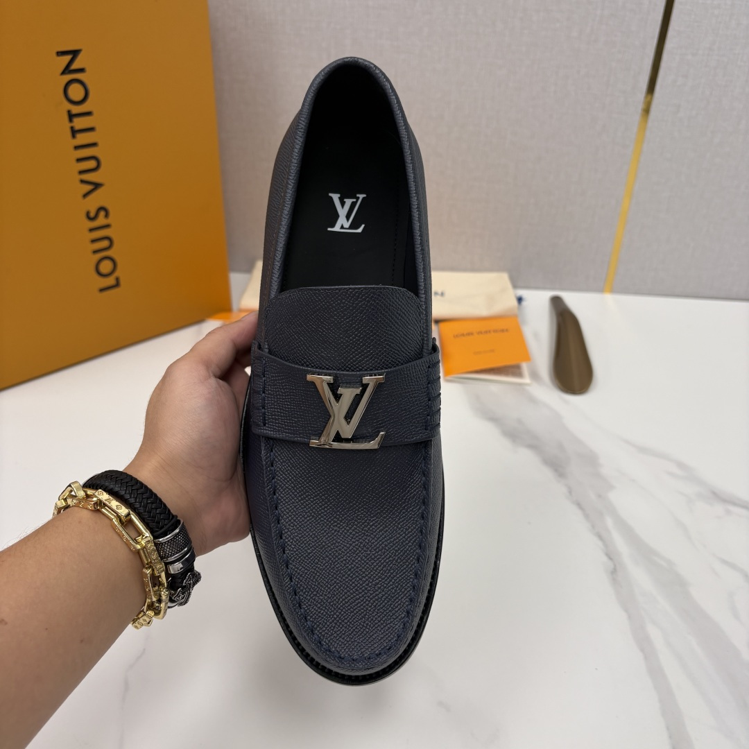 💋💍L家 新品乐福鞋上架  Major便鞋作为路易～的一大经典设计在此借助经典的帆布图纹全新亮相。采用进