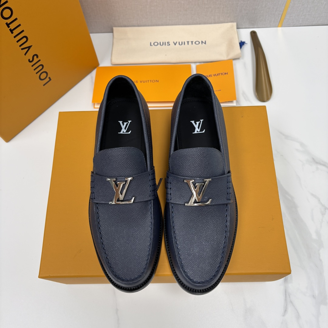 💋💍L家 新品乐福鞋上架  Major便鞋作为路易～的一大经典设计在此借助经典的帆布图纹全新亮相。采用进