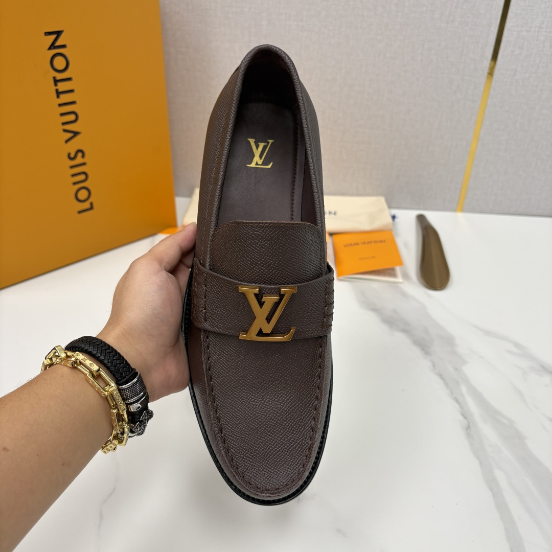 💋💍L家 新品乐福鞋上架  Major便鞋作为路易～的一大经典设计在此借助经典的帆布图纹全新亮相。采用进