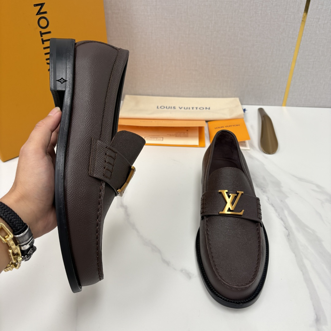 💋💍L家 新品乐福鞋上架  Major便鞋作为路易～的一大经典设计在此借助经典的帆布图纹全新亮相。采用进