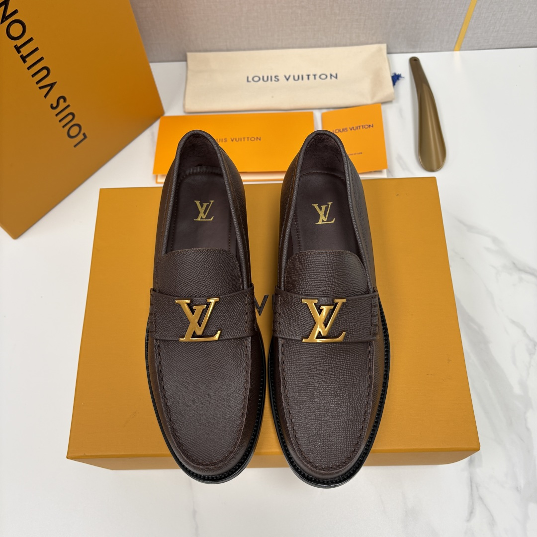 💋💍L家 新品乐福鞋上架  Major便鞋作为路易～的一大经典设计在此借助经典的帆布图纹全新亮相。采用进