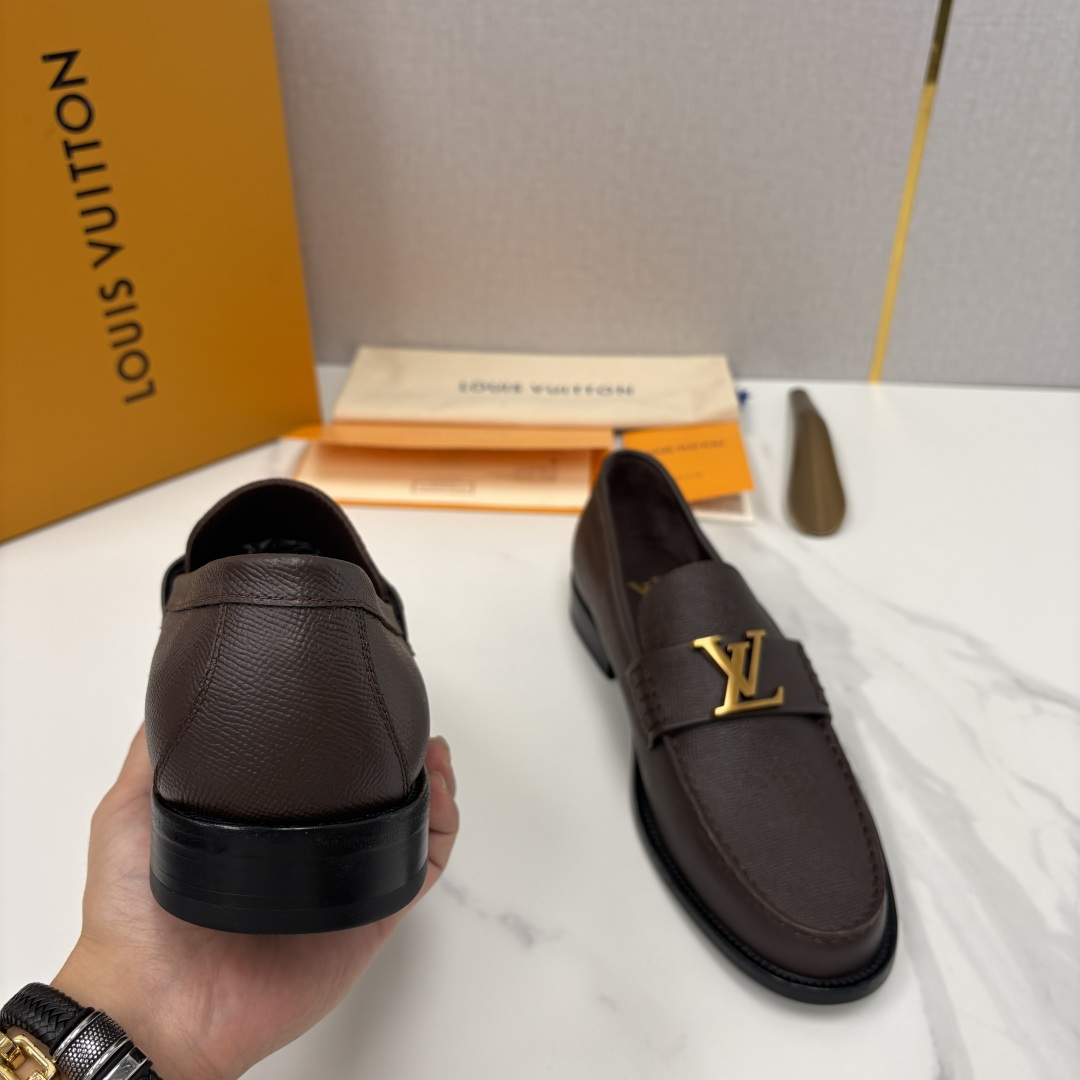💋💍L家 新品乐福鞋上架  Major便鞋作为路易～的一大经典设计在此借助经典的帆布图纹全新亮相。采用进